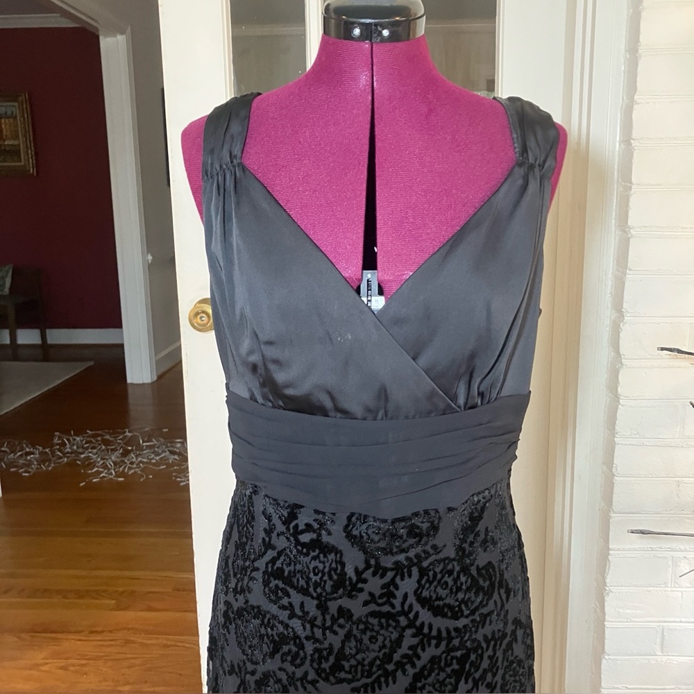 Bandolino Black Velvet Burnout Sleeveless Cocktail Dress Size 14 Deep V-Neck Mid